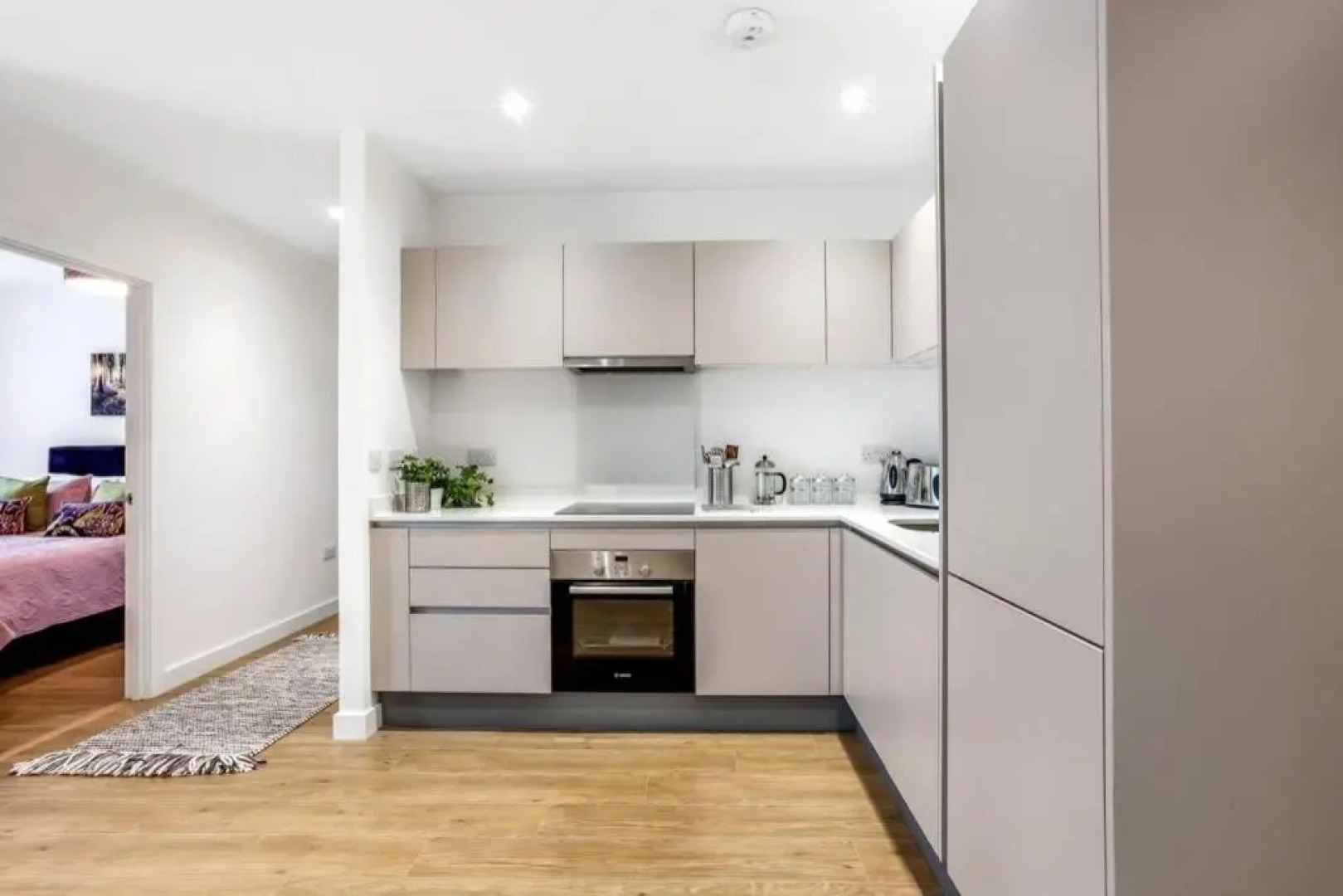 Stunning 2 Bed/2 Bath In Town Centre & Parking!