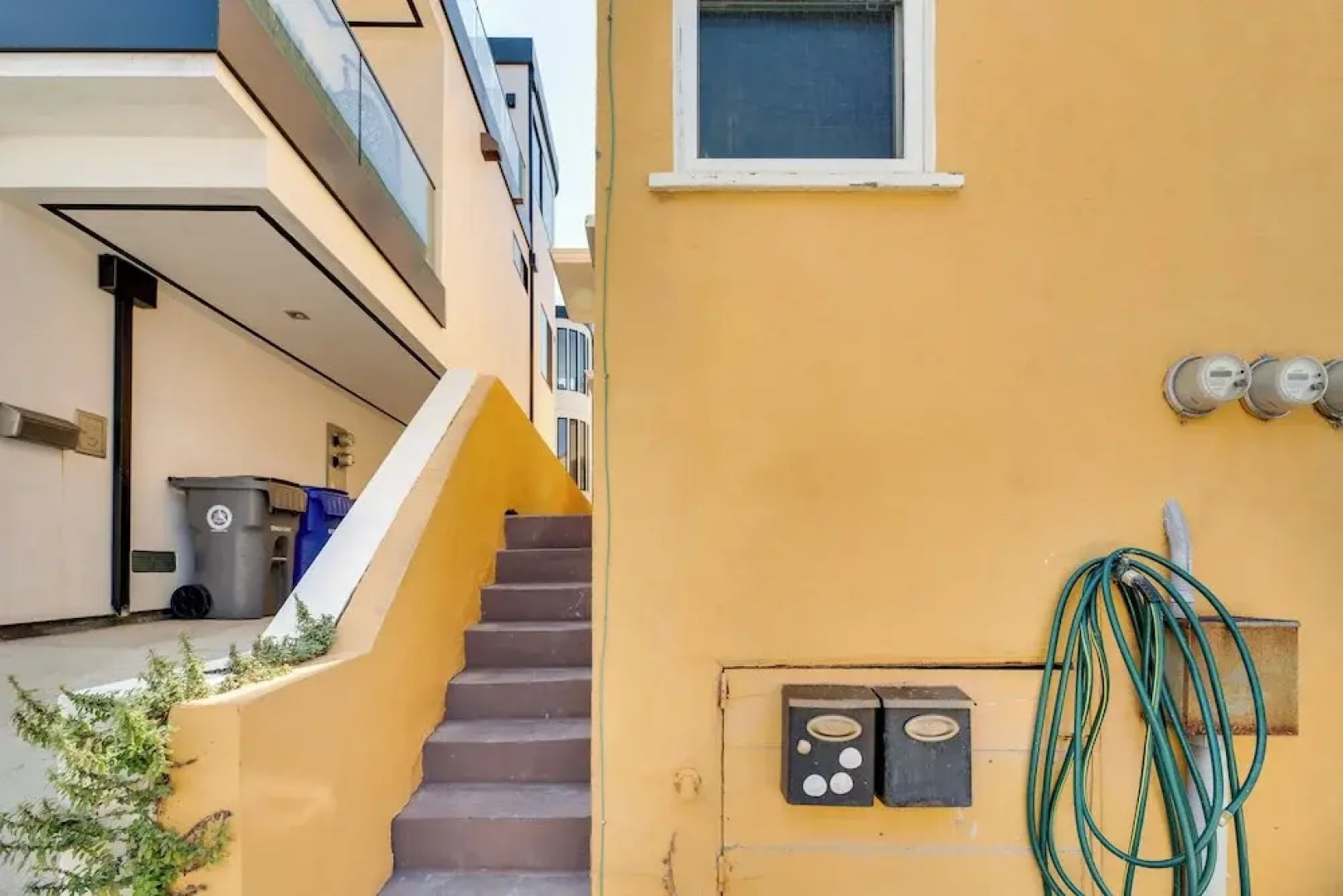 Walk to Sand & Surf - Bright Manhattan Beach Apt!