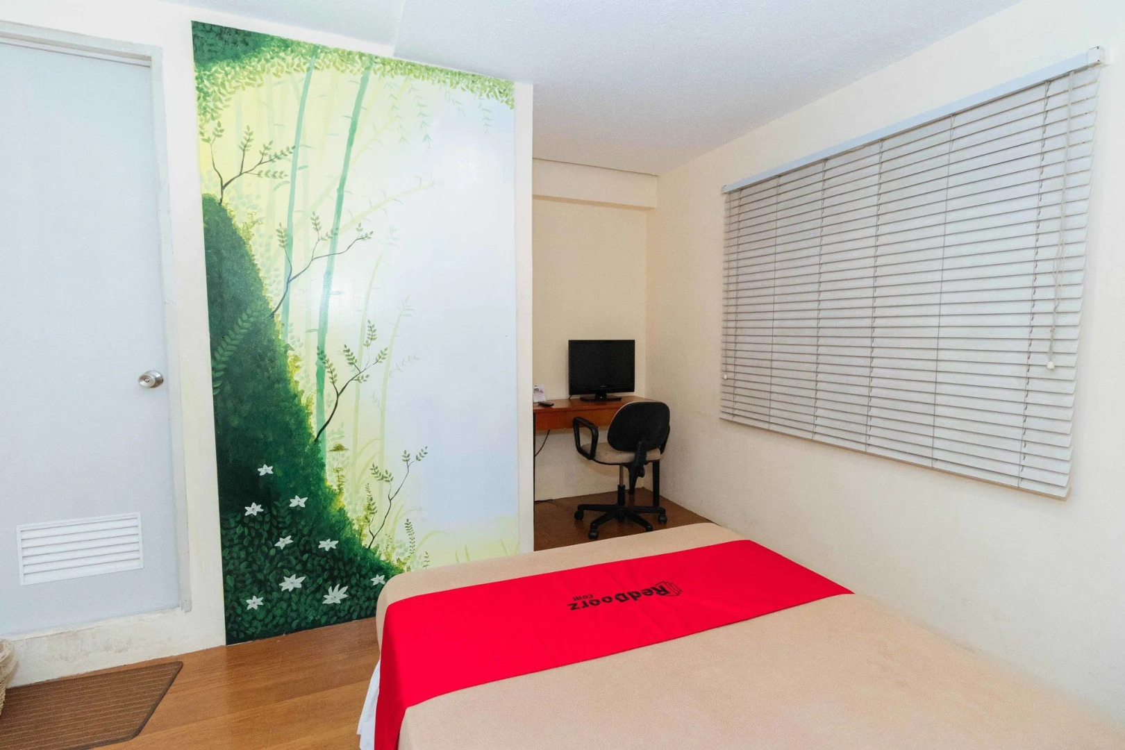 RedDoorz @ Amorsolo Makati