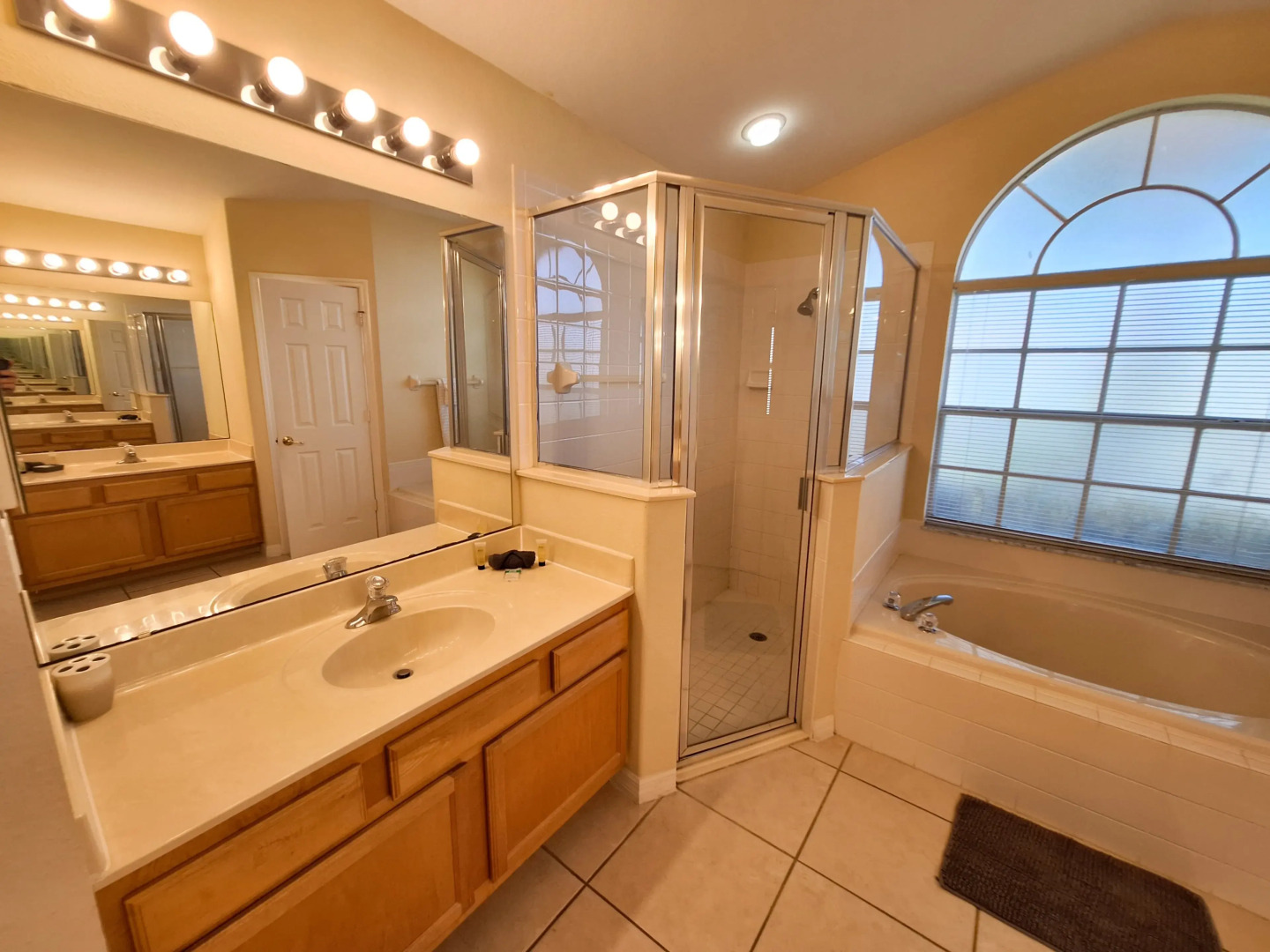 Private Pool Home with Spa & Games Room, Clermont, US