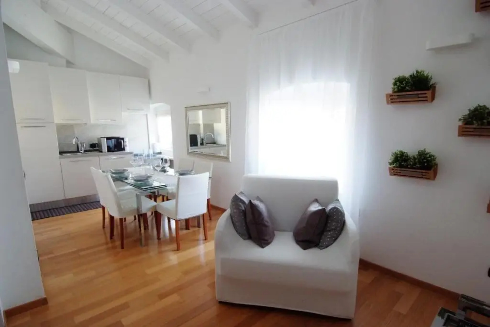 White Residence Apartment