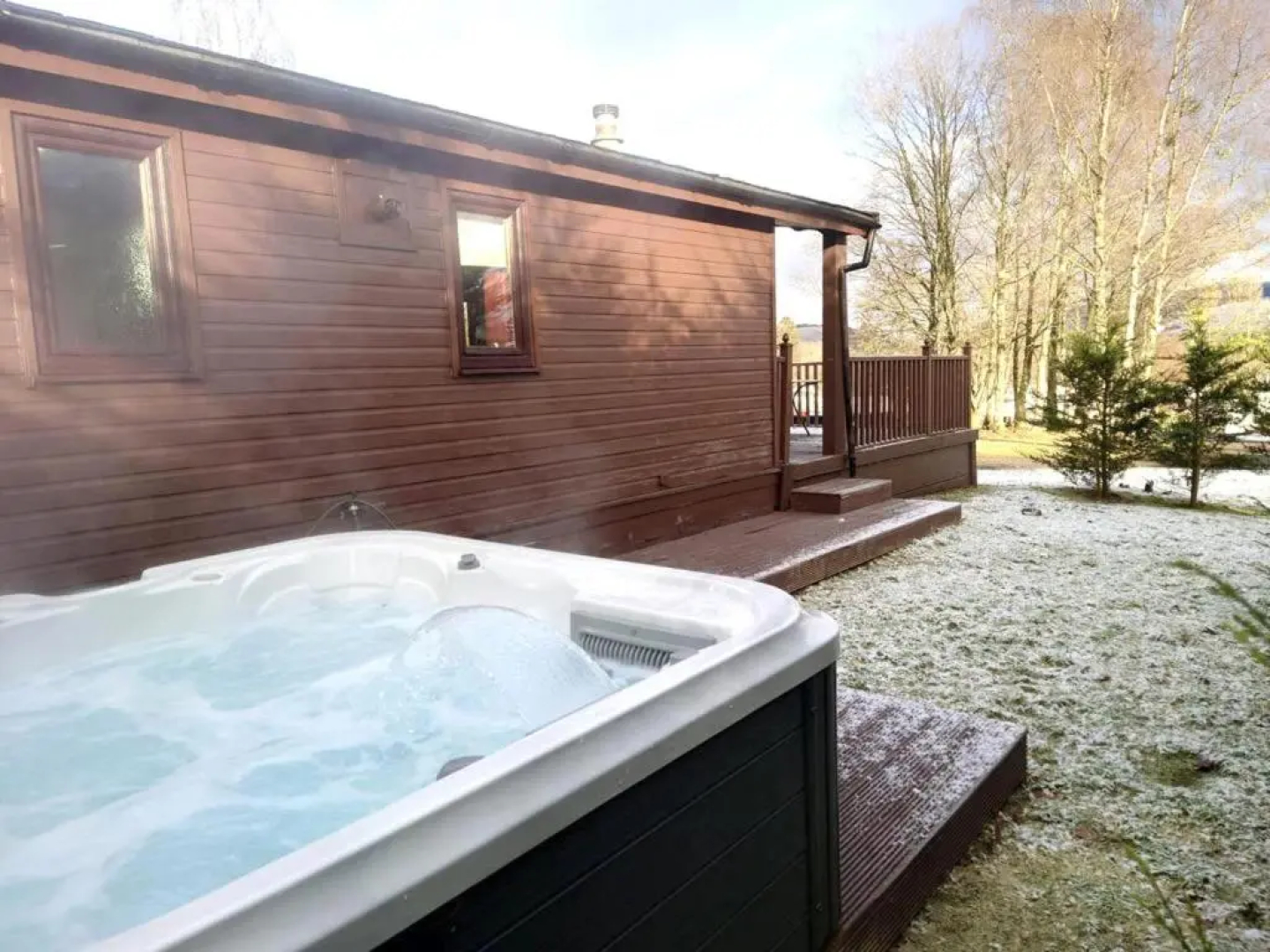 Stunning 4-bedroom Cabin With Hot Tub in Beattock!