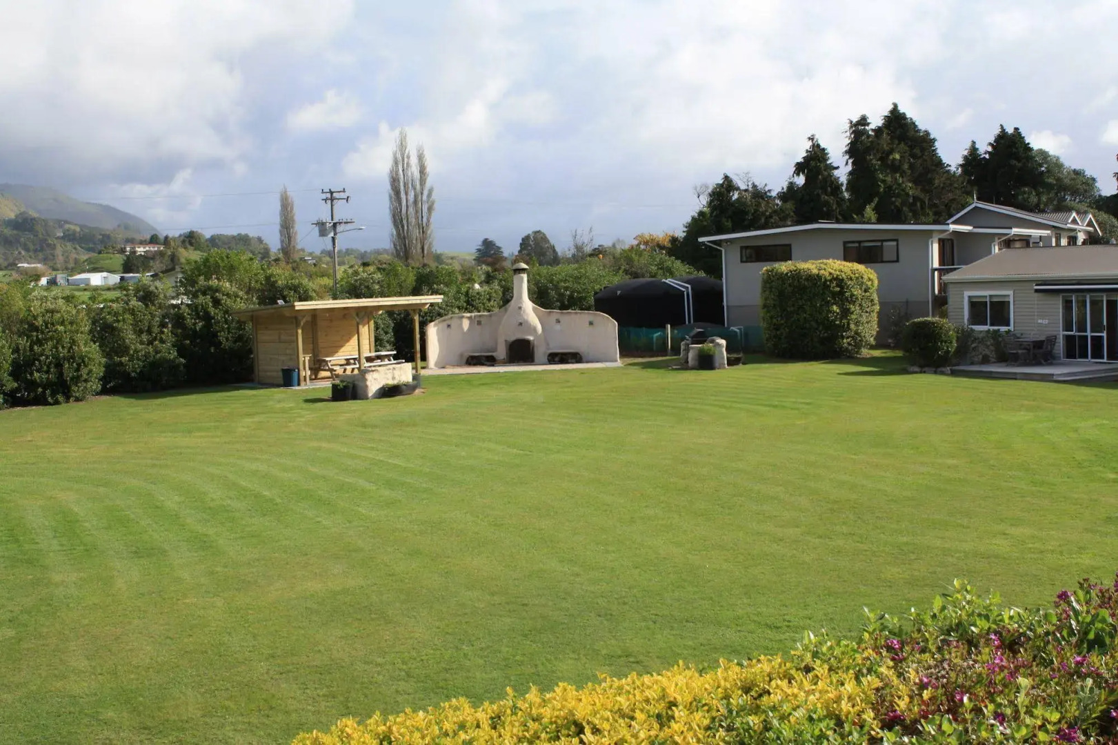 Pohara Beachfront Motel
