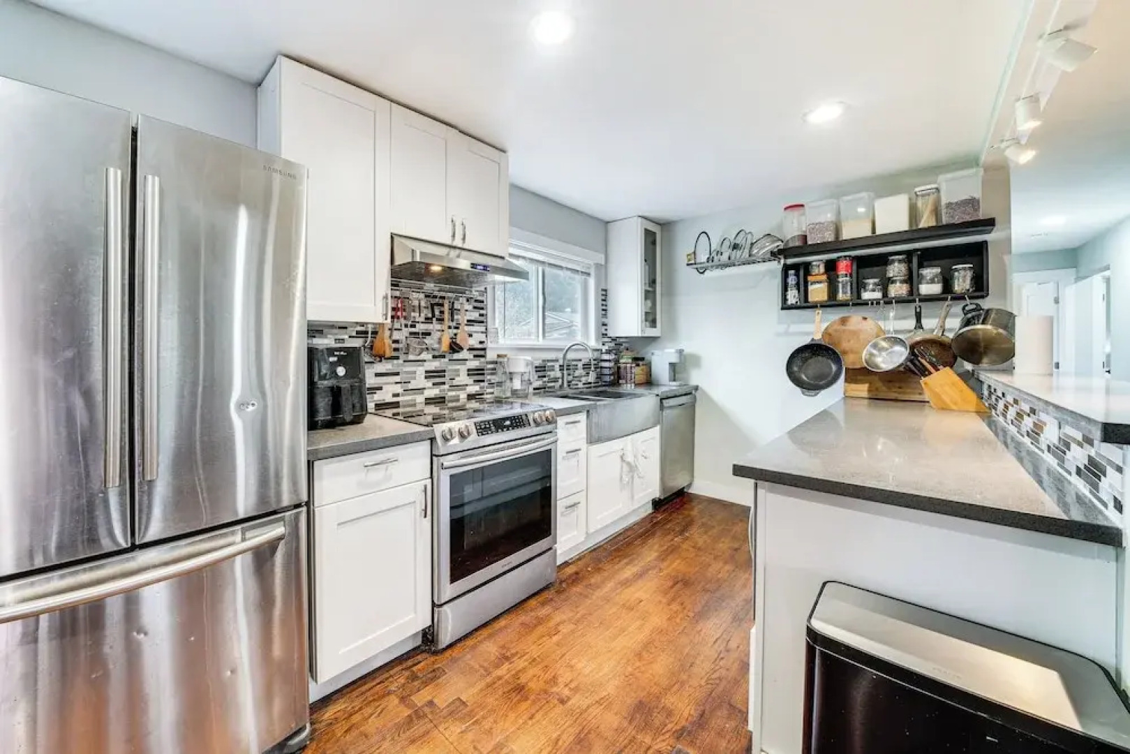 14 Mi to Dtwn Seattle: Sleek Home w/ Large Yard