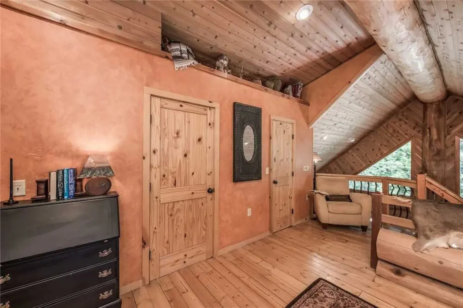 Bear Foot Lodge - Two Bedroom Cabin with Hot Tub