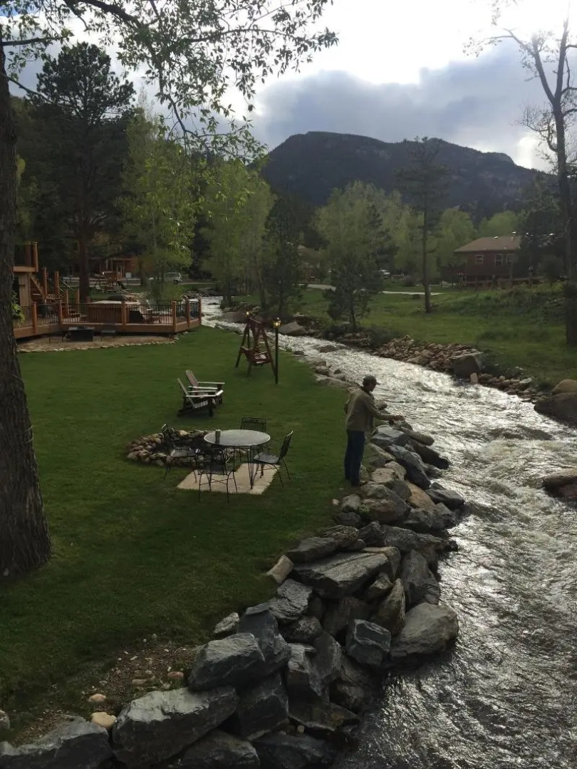 4 Seasons Inn on Fall River