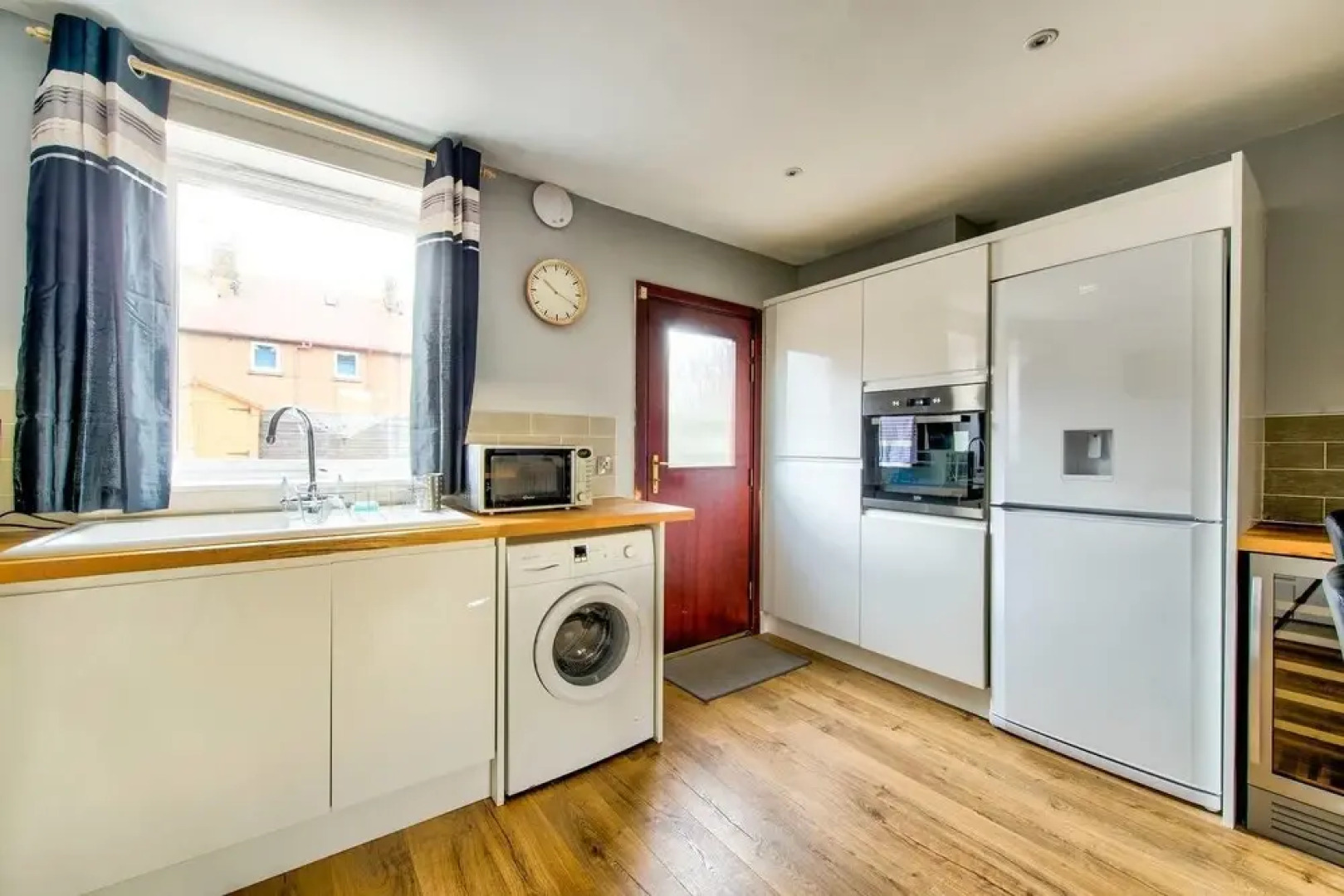 Naturally Well-lit and Serene Holiday Home w\ Parking