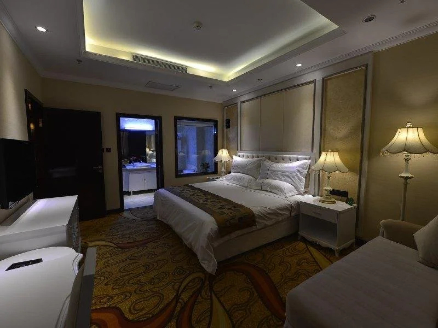 Huang He  International   Hotel