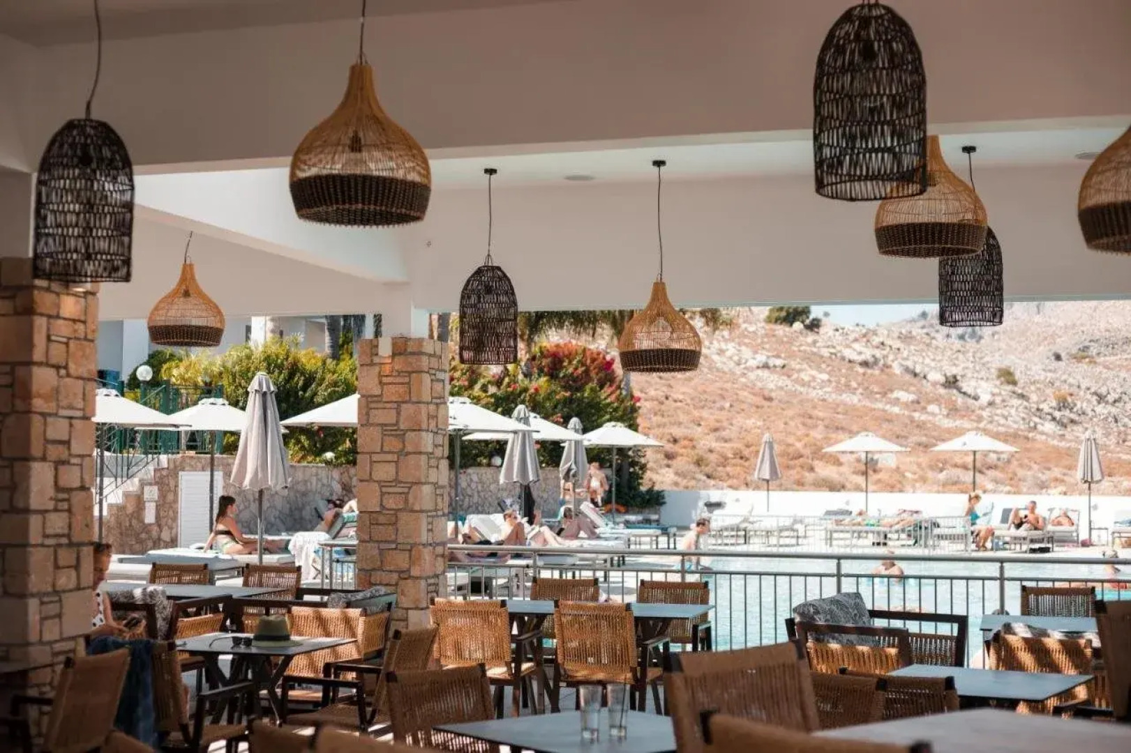 Lambis Studios & Apartments