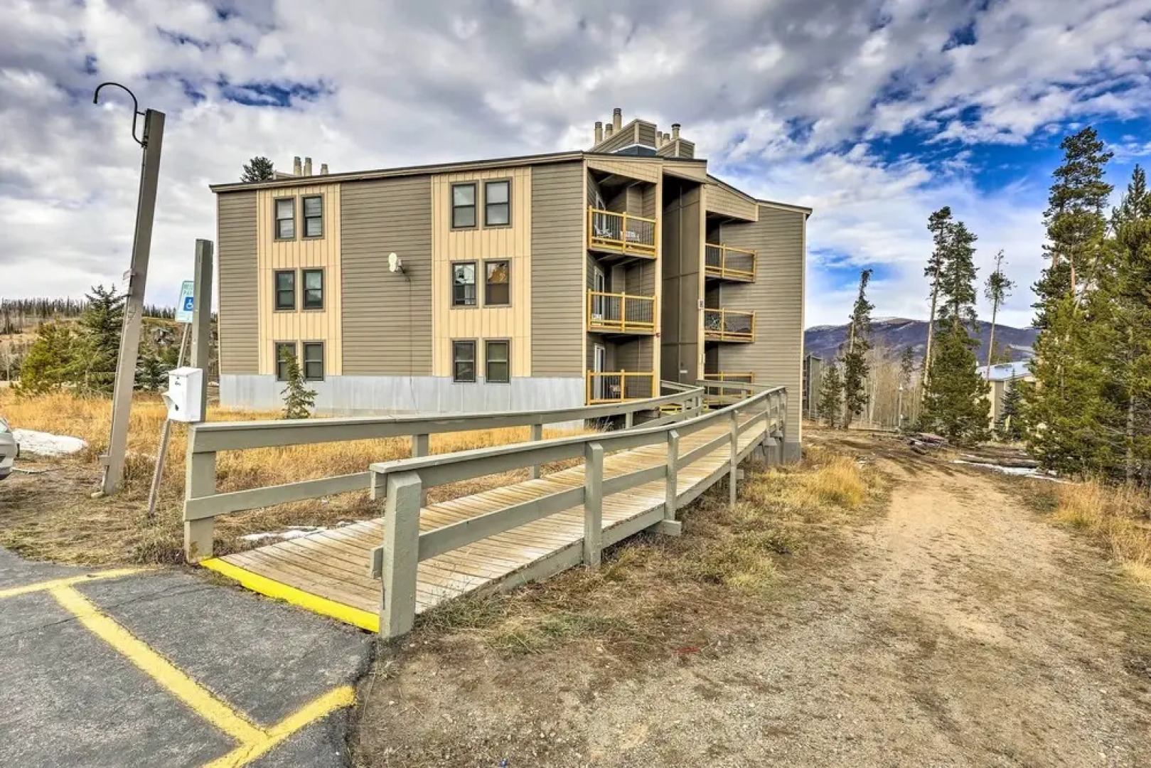 Ski & Hike: Mtn-view Condo in Silverthorne!