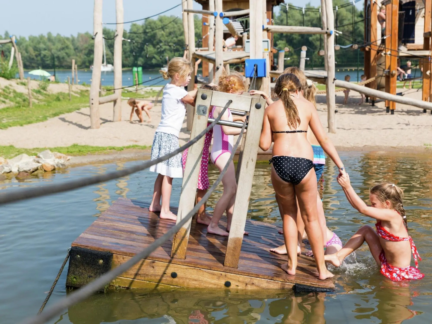 Luxury chalet with outdoor sauna and spa, on a holiday park, Den Bosch at 22 km.