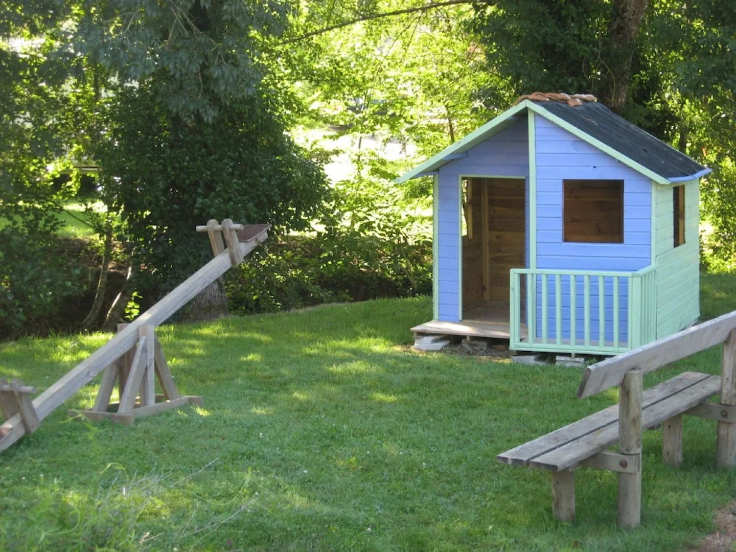 Well-kept Mobile Home Situated Among Vineyards in Dordogne