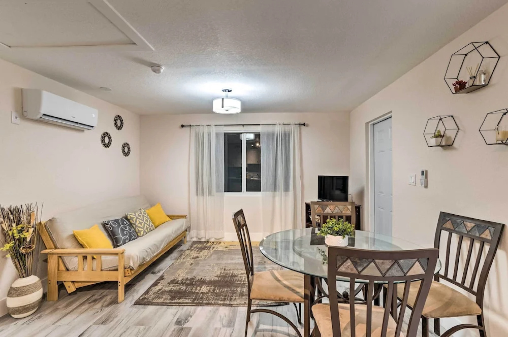 Inviting Apartment < 2 Mi to Riviera Beach!