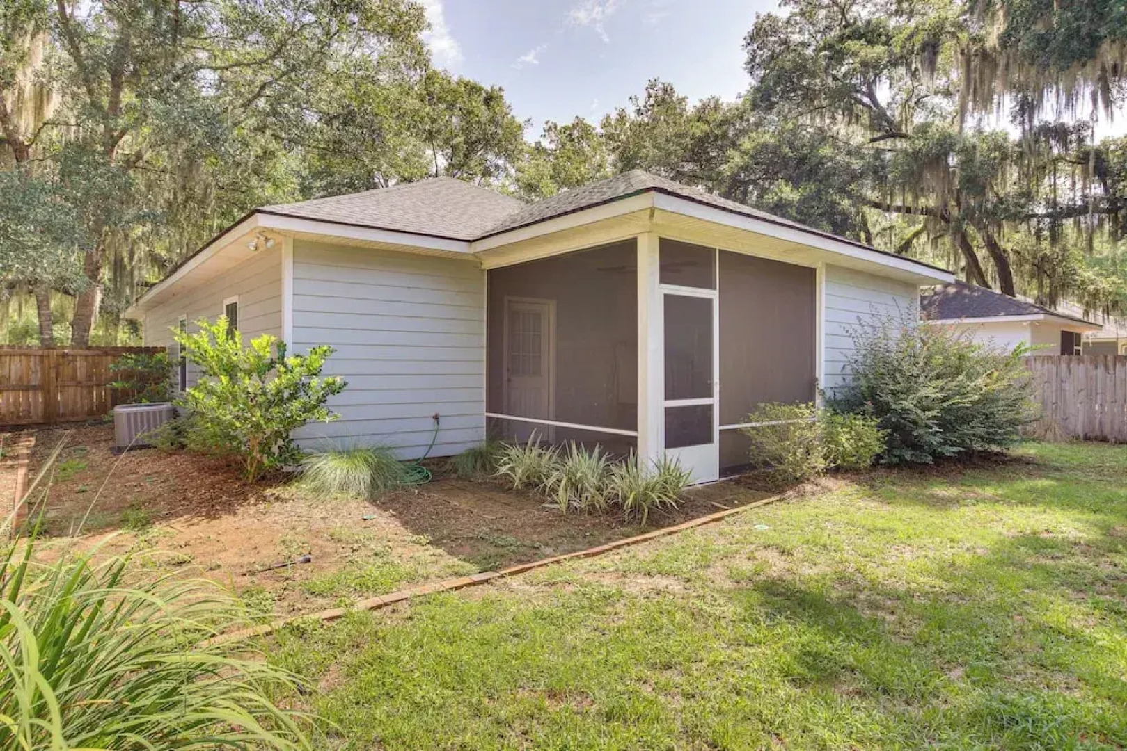 1 Mi to Riverfront: Darien Family Home