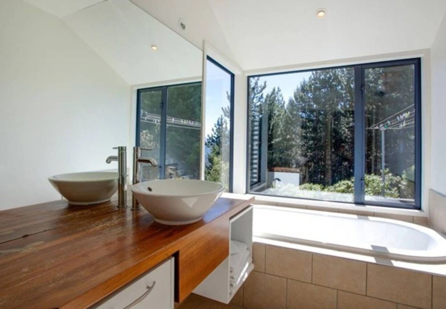 Muna Moke Lake And Mountain Views