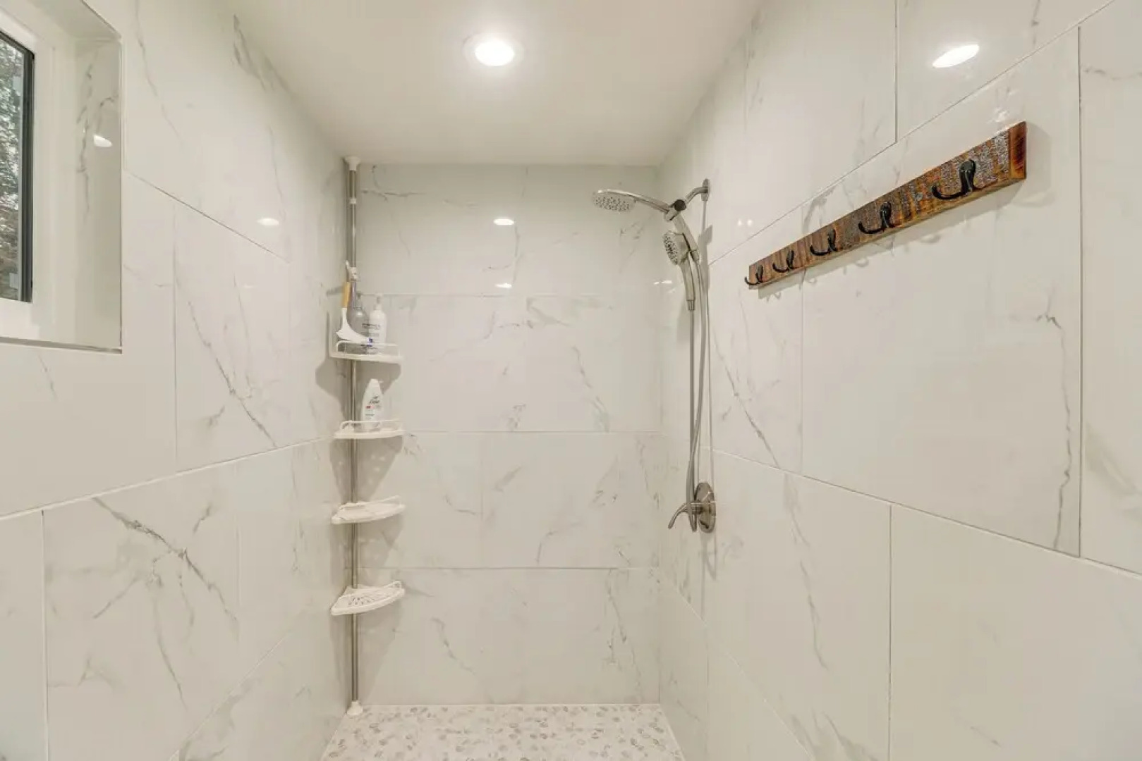 Bigfork Cottage w/ Hot Tub ~ 6 Mi to Flathead Lake