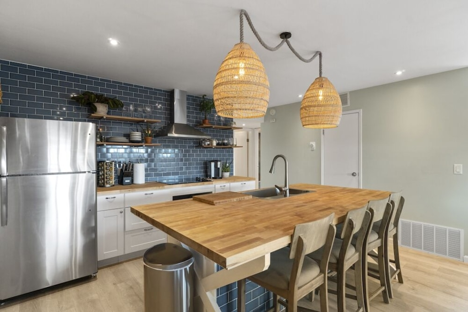 2BR Apt with Extended Deck Frontyard