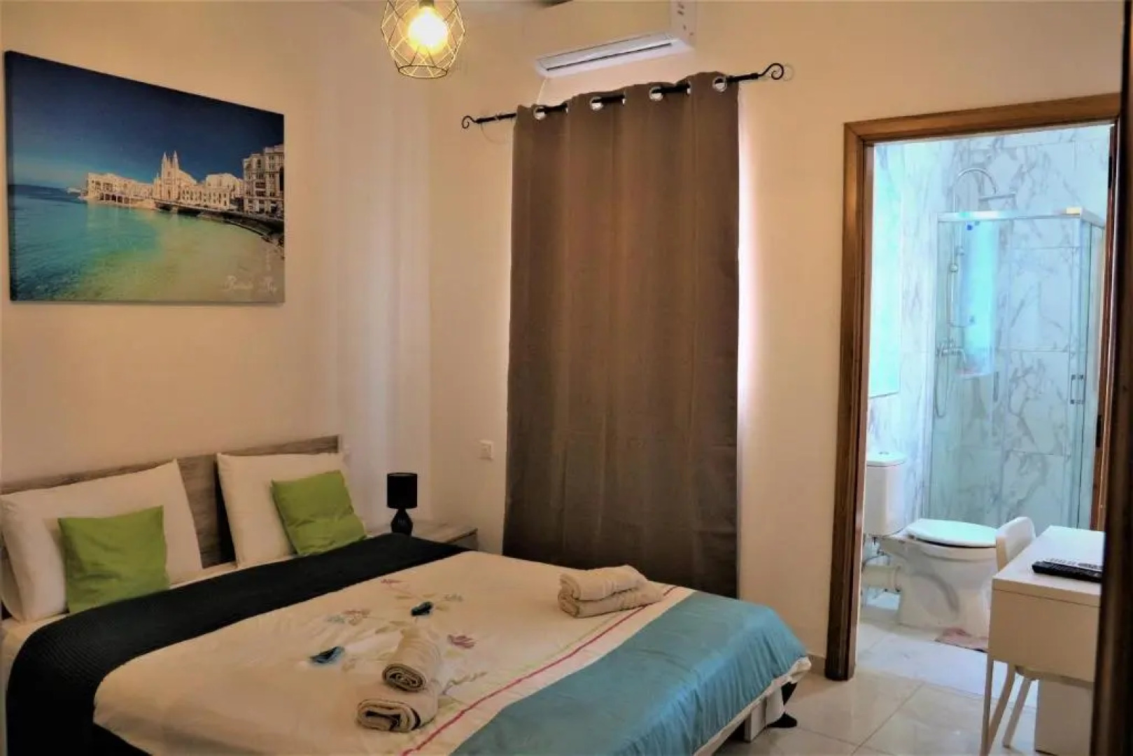 XL Central Home - Sleeps 10 people