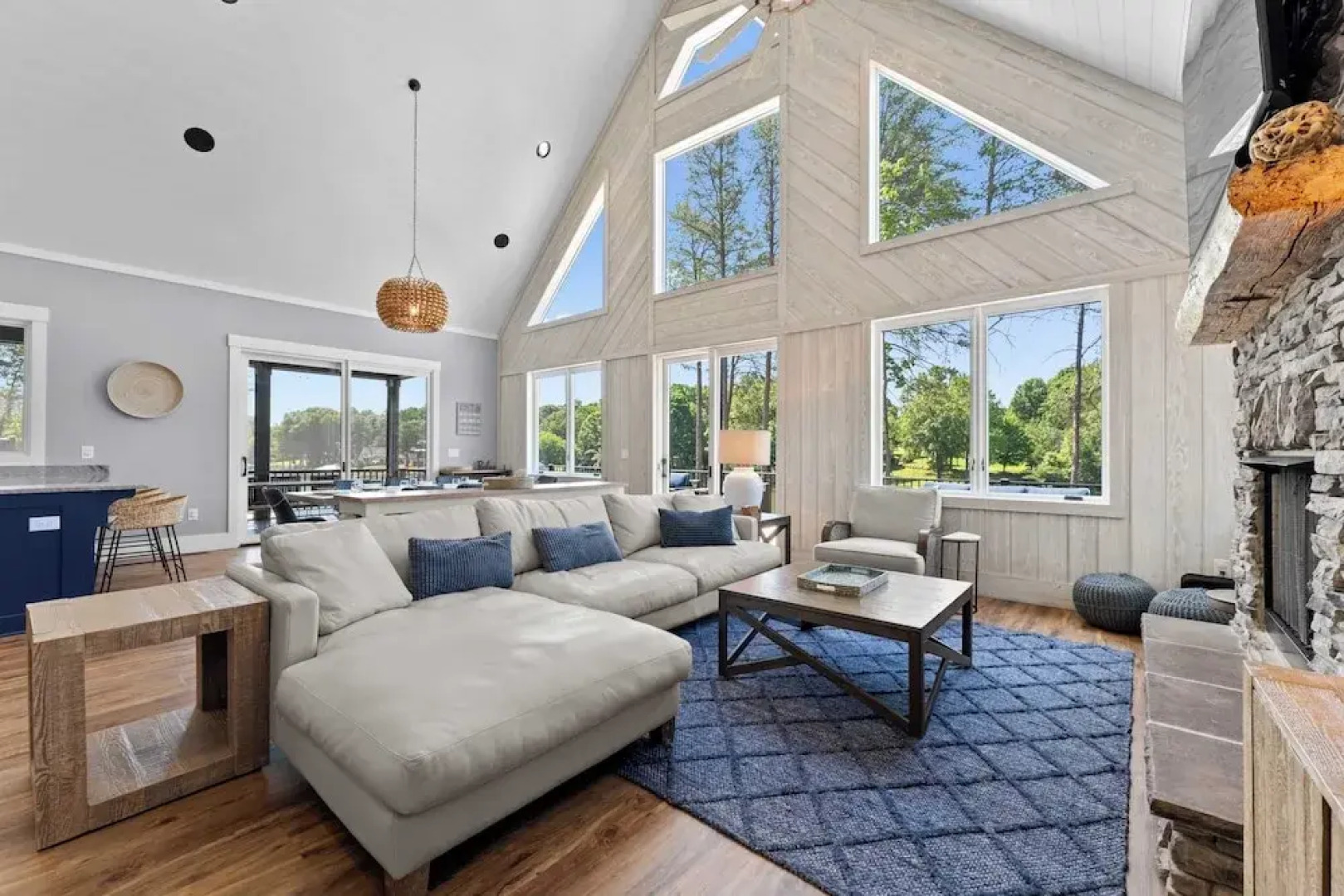 Black Bear & Blue Heron by Avantstay 2 Lakefront Homes, Sleeps 43 Pool, Dock, Theater