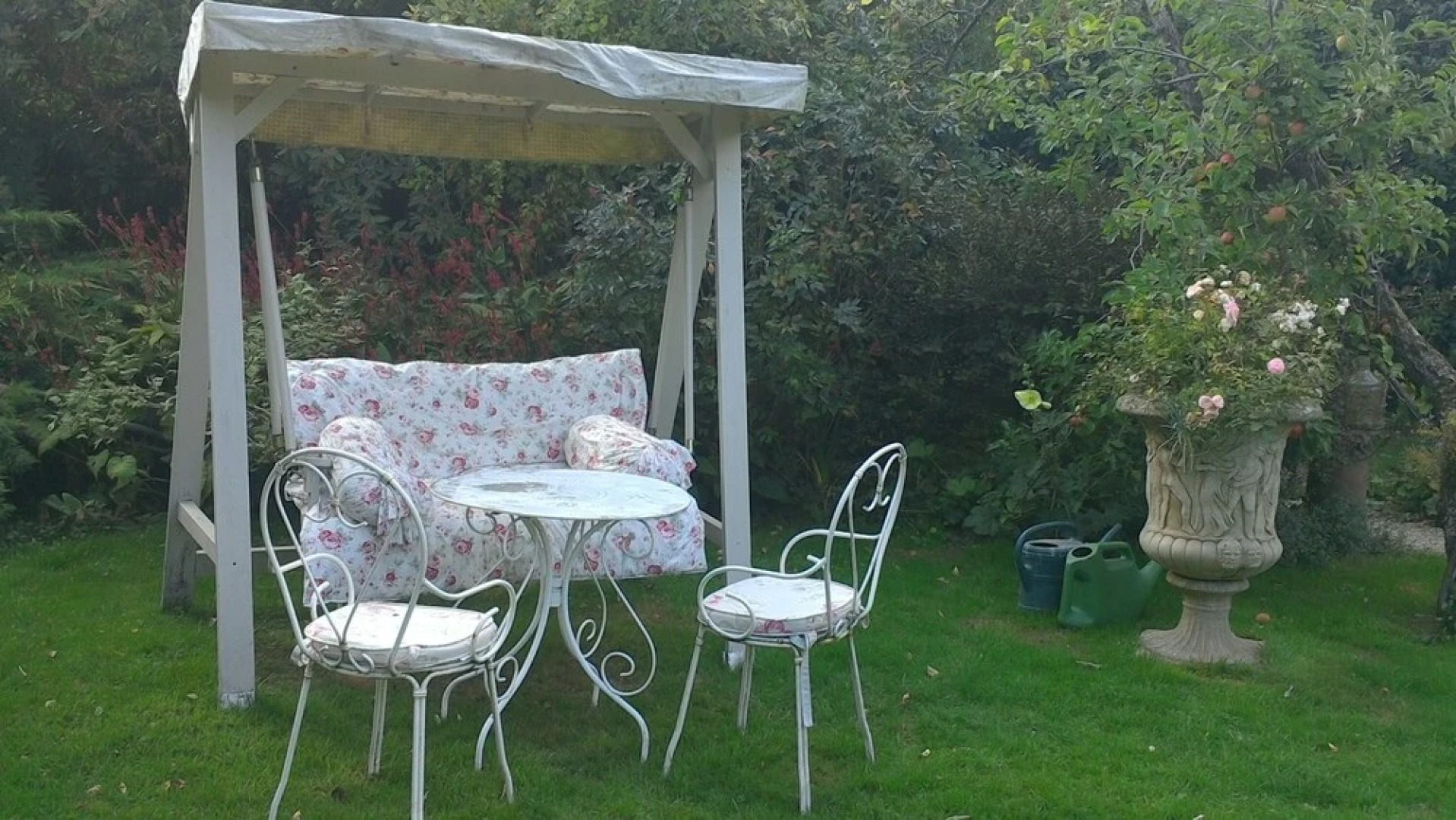 Whispering Cottages Bed and Breakfast