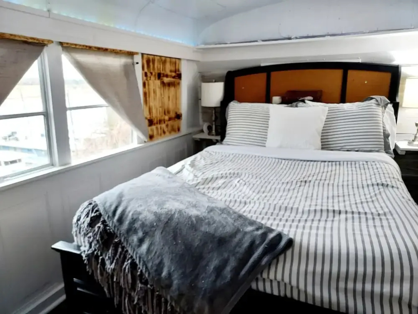 Bruiser Cozy Riverfront School Bus Pet Friendly