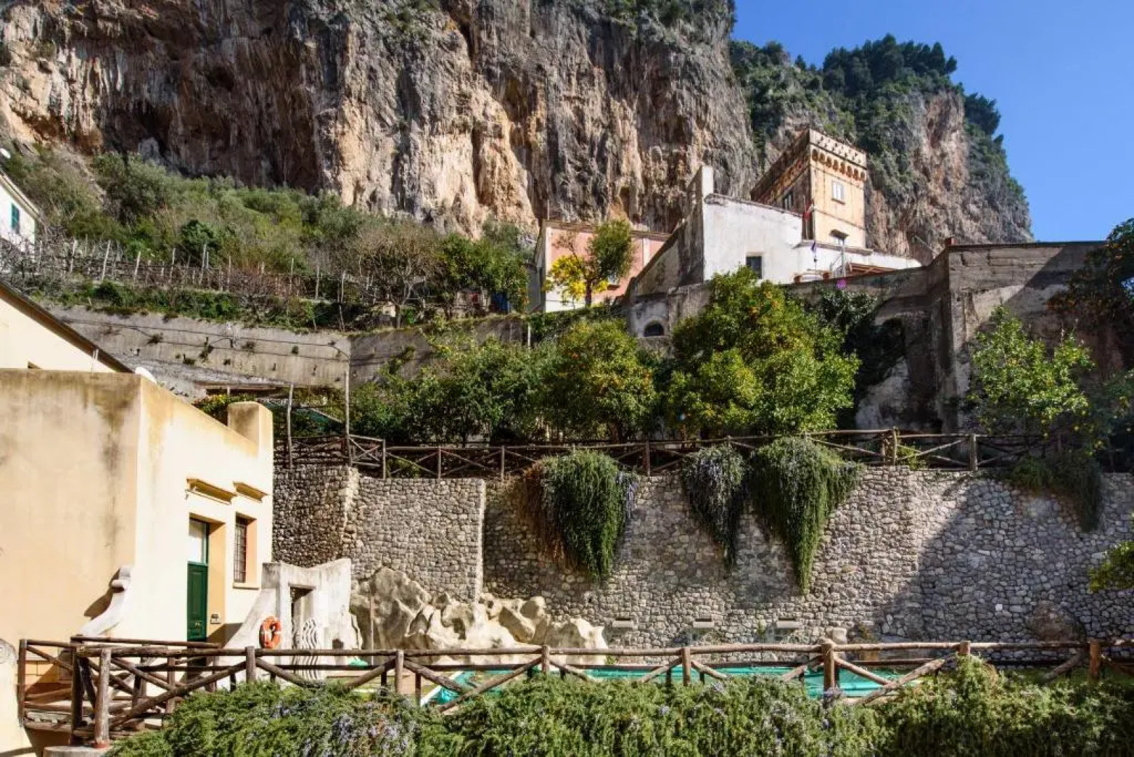 Paper Apartment with Pool
