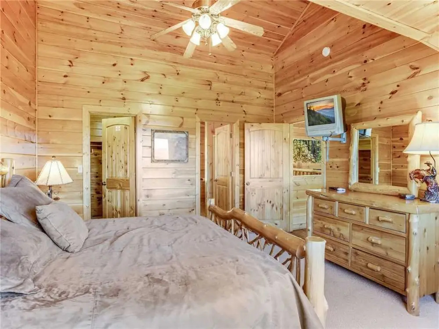 Big Bear Lodge - Five Bedroom Cabin