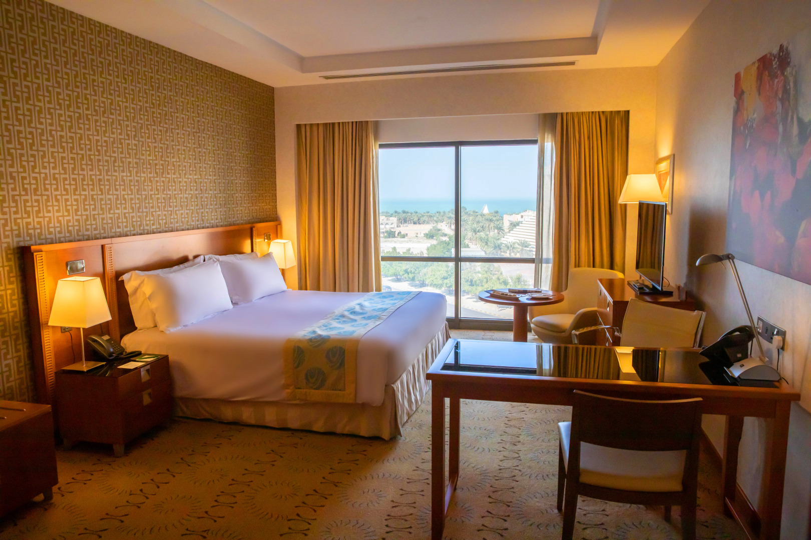 Holiday Inn Suites Kuwait Salmiya