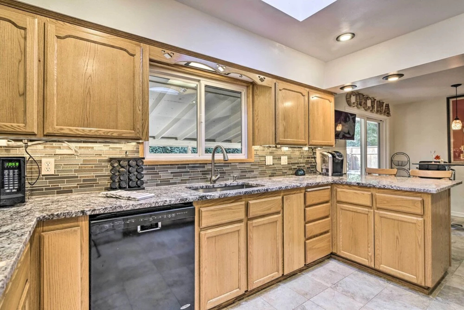 Charming Hillsboro Home w/ Yard, Dogs Welcome