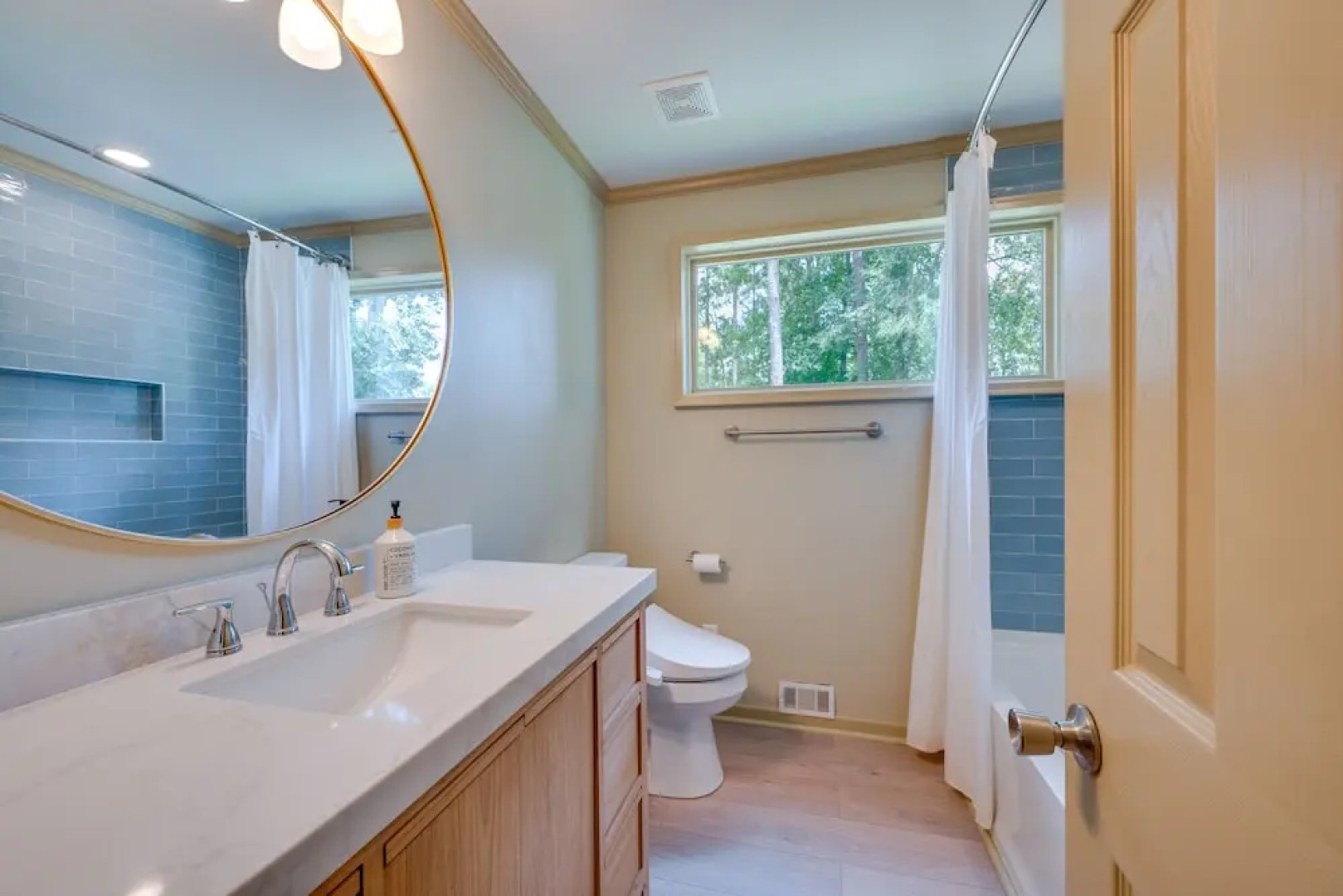 Luxe Lake Sinclair Living: Private Dock and Beach!