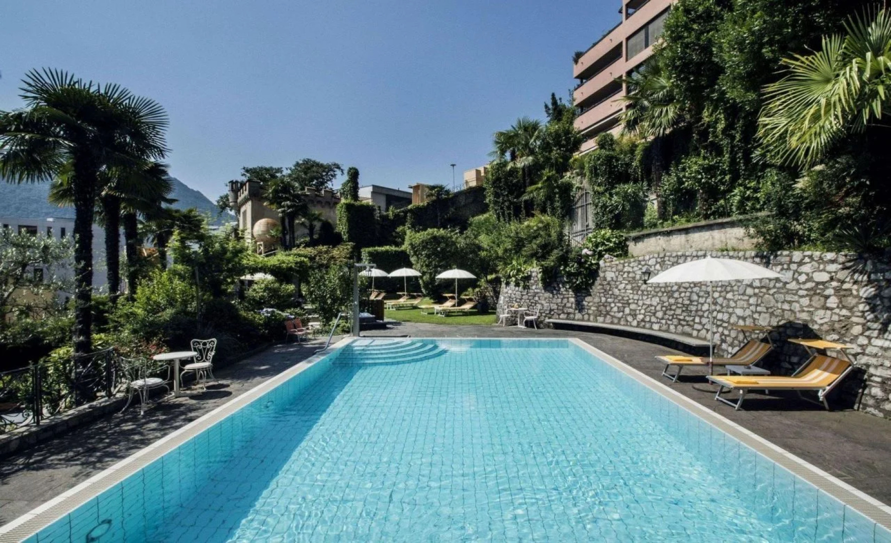 International au Lac Historic Lakeside Hotel