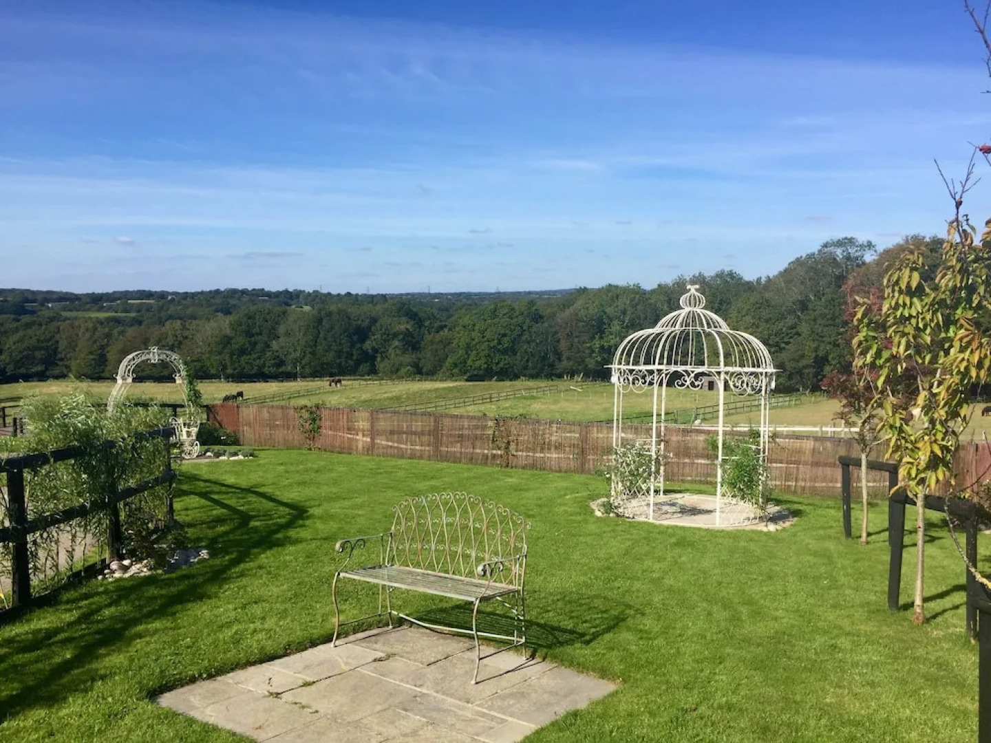 The Farmhouse - Sleeps 12 With Private Grounds