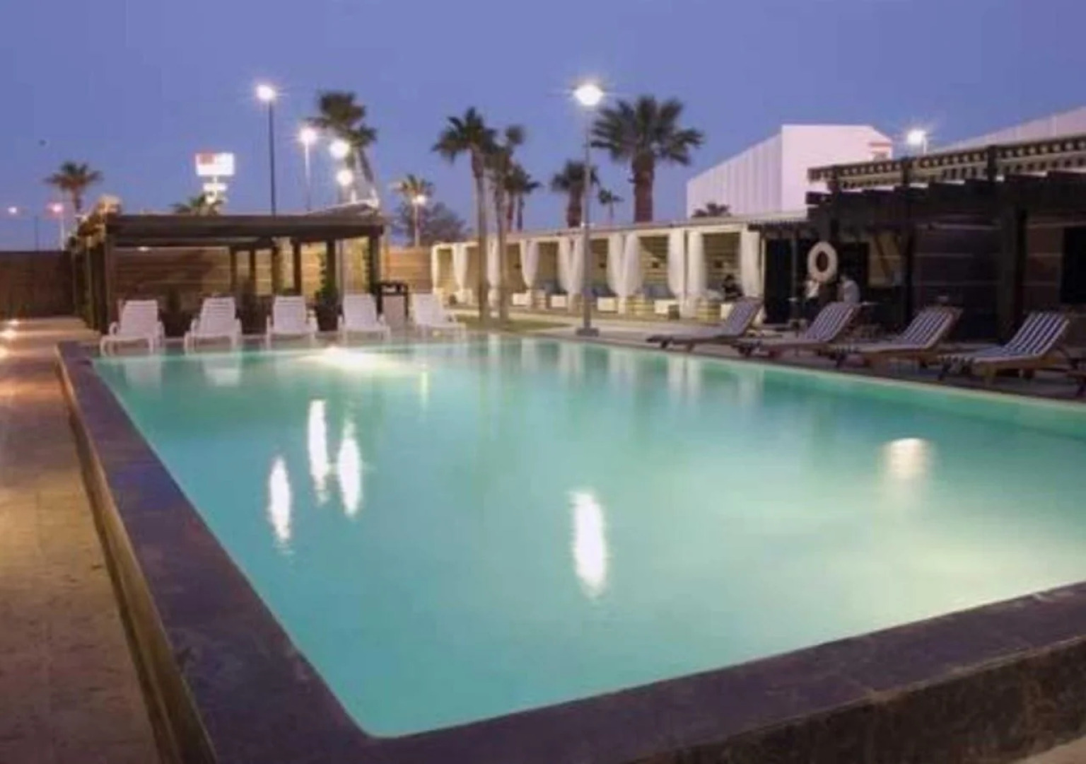 Hotel Mesaluna Near American Consulate