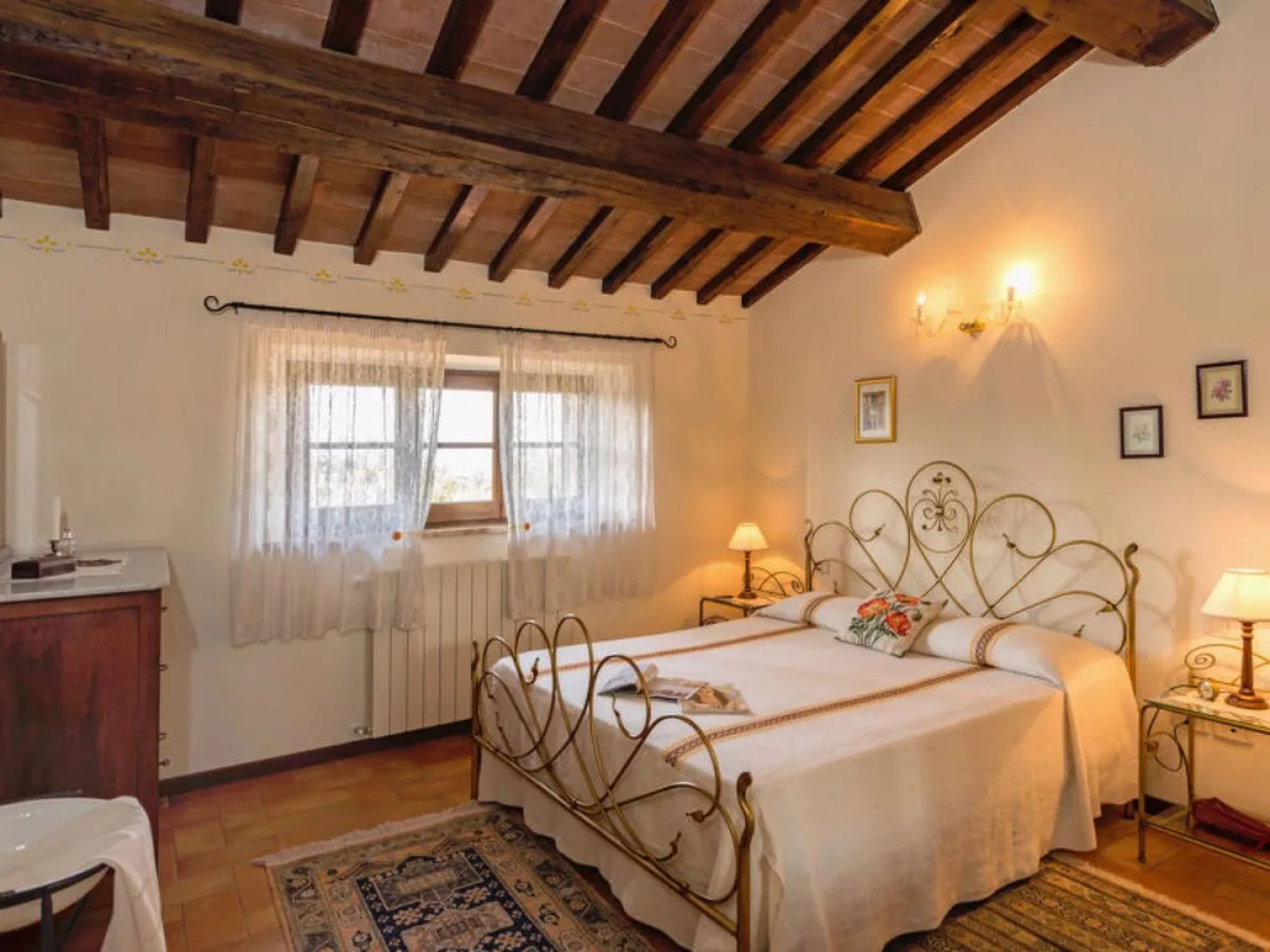 Hillside pretty Home 15695