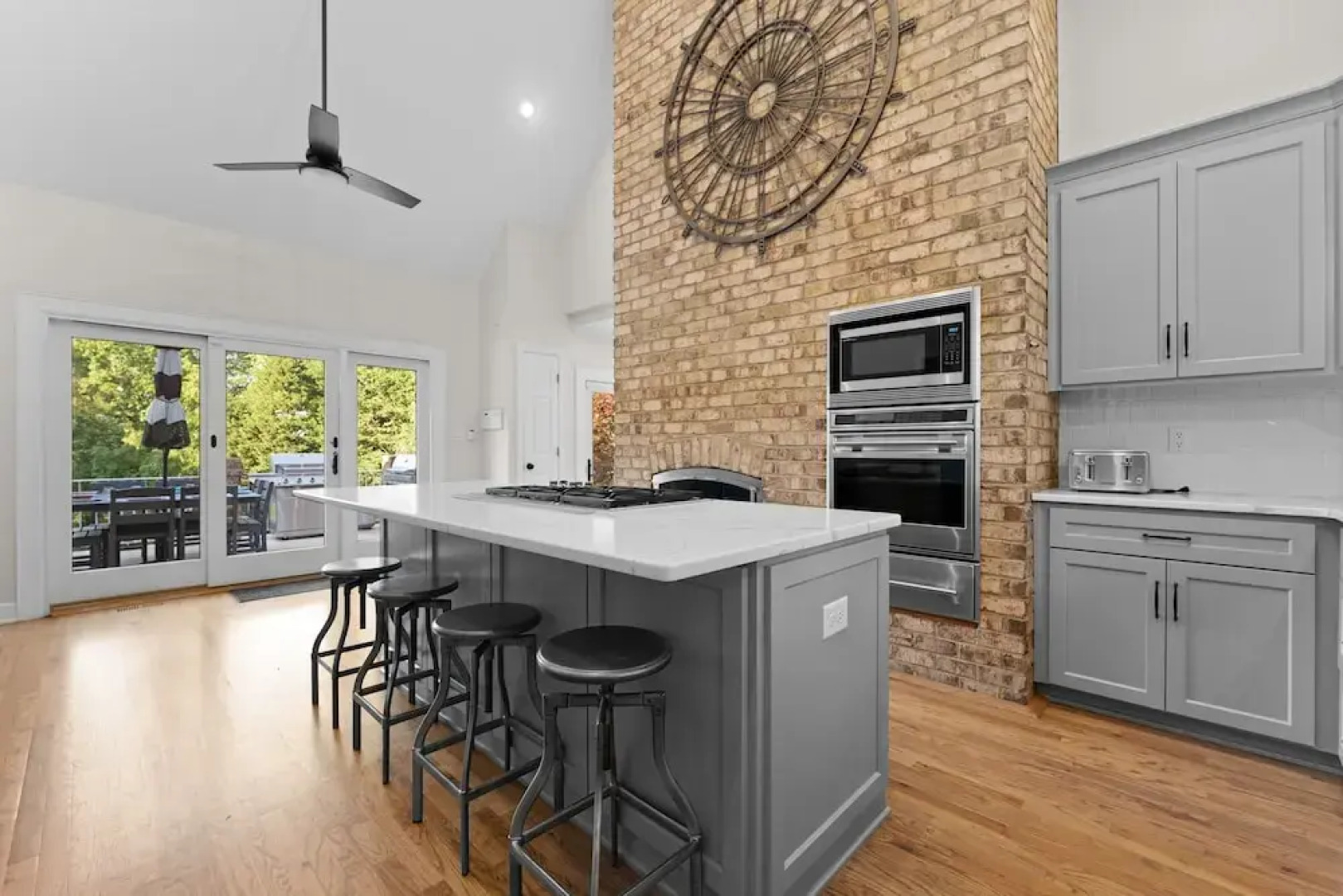 Shoreway Cove by Avantstay Waterfront Pool Dock