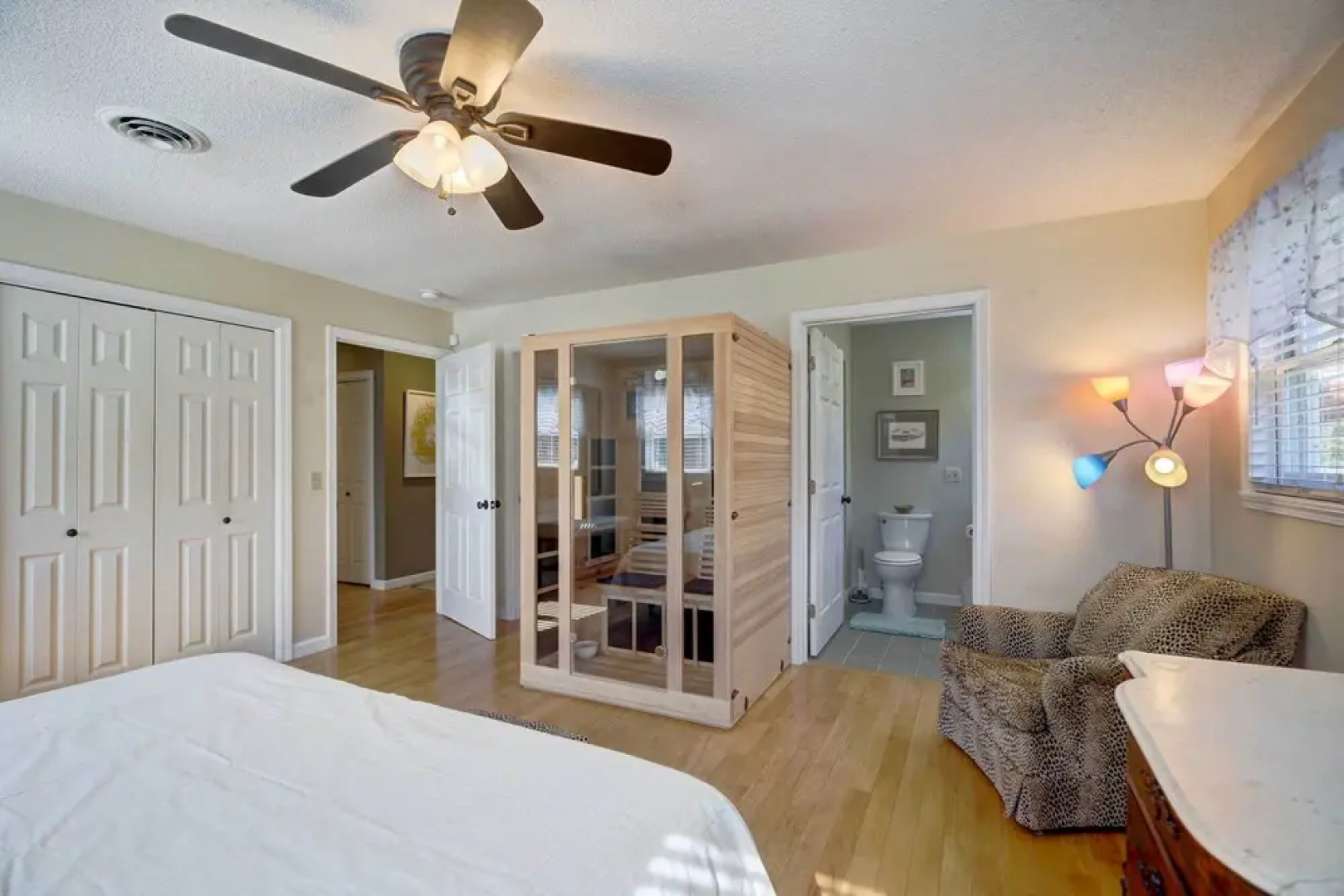 'house of Art' Group Escape By Parks & Lake!