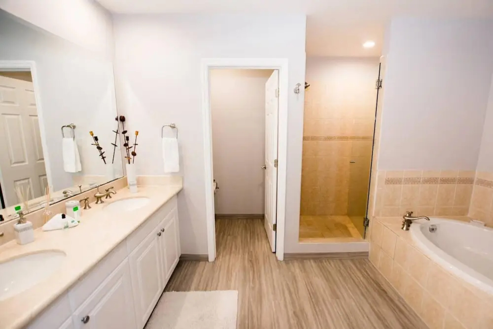 Elegant 2-BD Condo with Pool