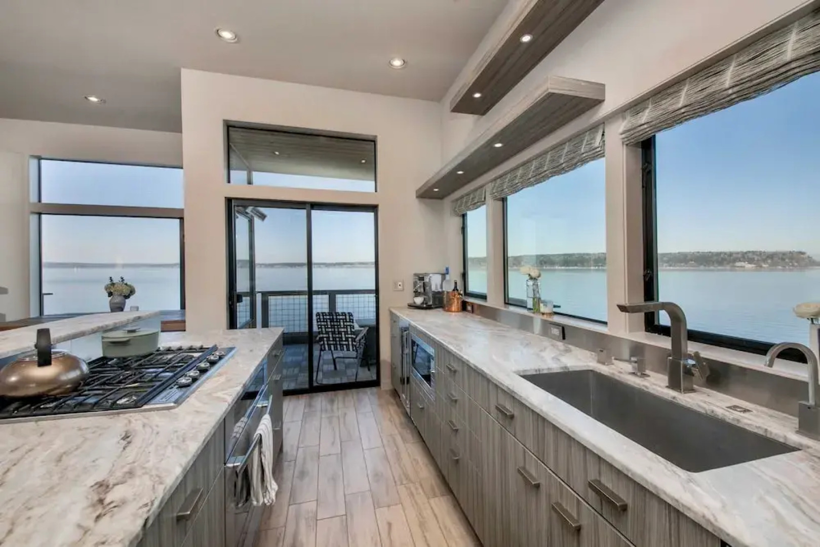 Langley Waterfront Condo by Avantstay A+ Views