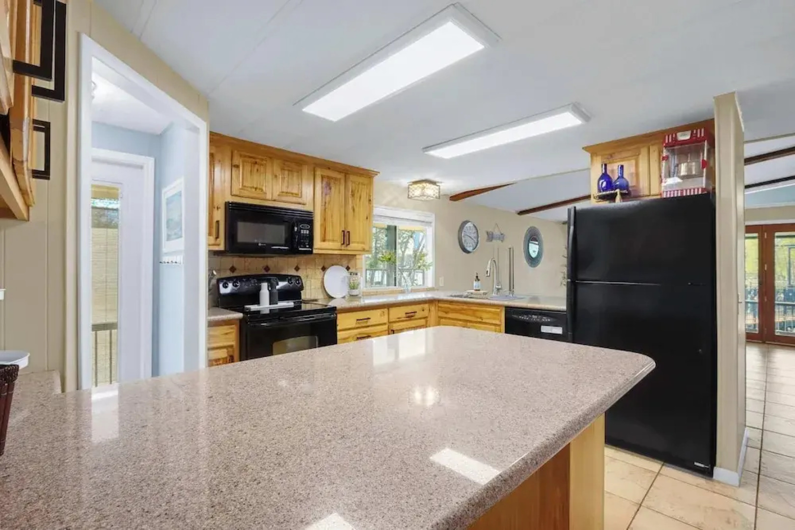 Amazing Lakefront Escape - A Stunner For Sleeps 14