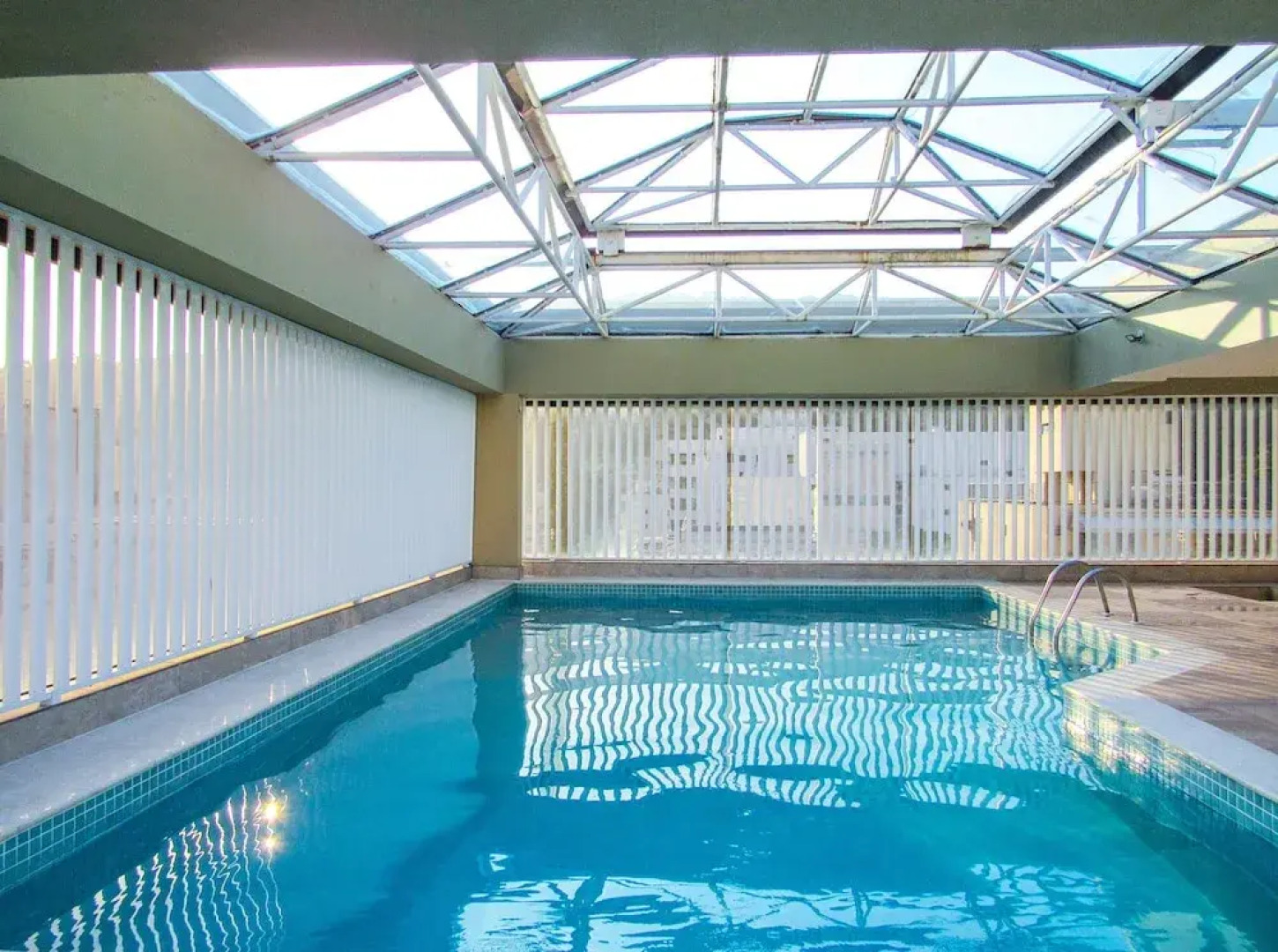 Apto a 200 m da Praia das Pitangueiras-guaruj SP