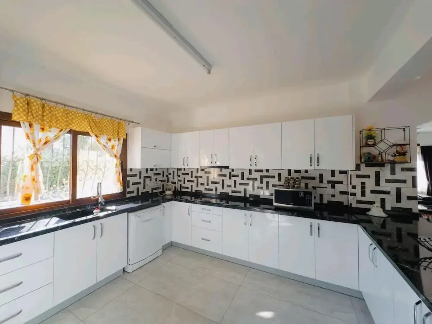 Villa for 9 Guests, Pool, Parking, Walk to Beach