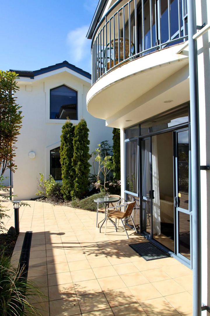 DeLorenzo's Studio Apartments