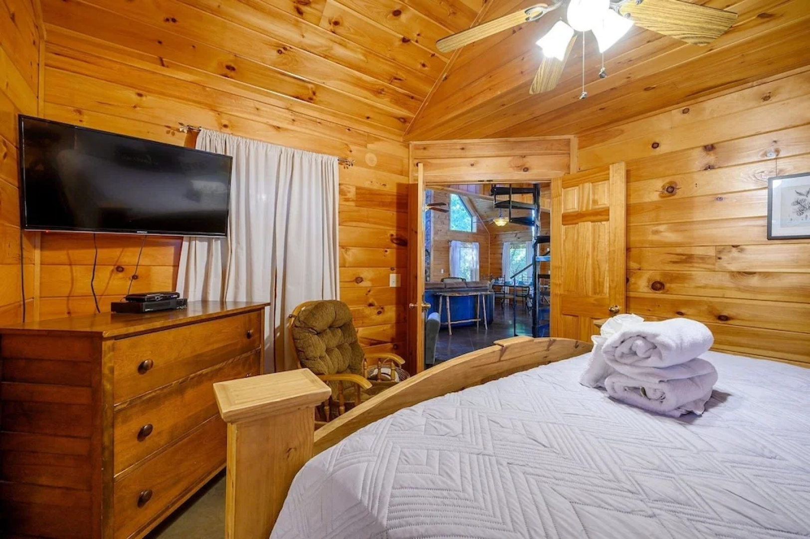 Okehi Pine Cabin With Wood Burning Fireplace and Outdoor Hot Tub by Redawning