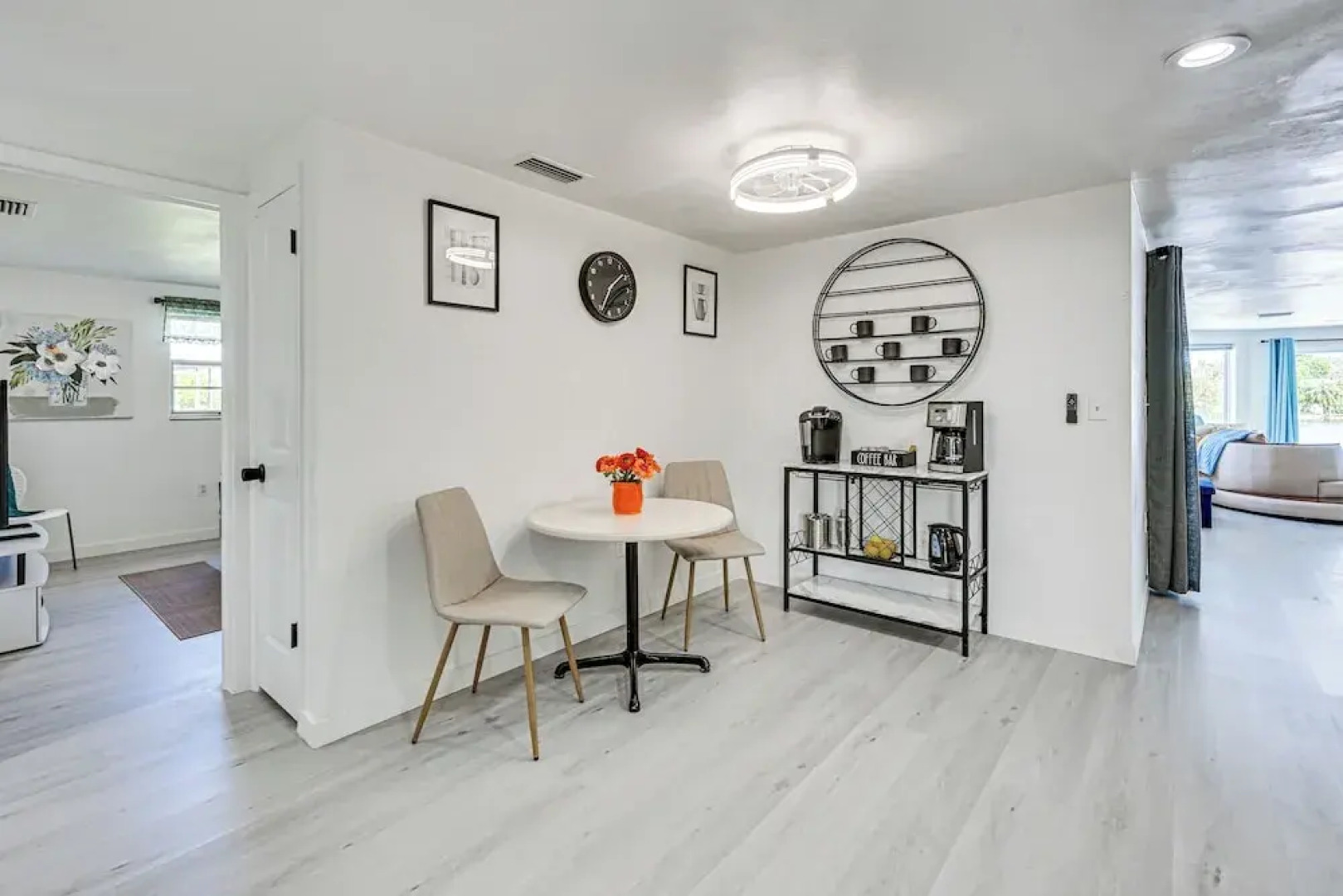 Sunset Views & Hot Tub: Lakefront Holiday Retreat!