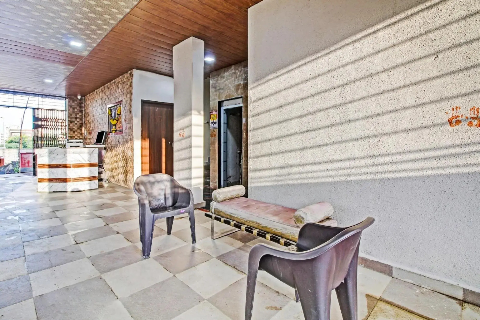 Oyo Flagship 93292 Hotel White House