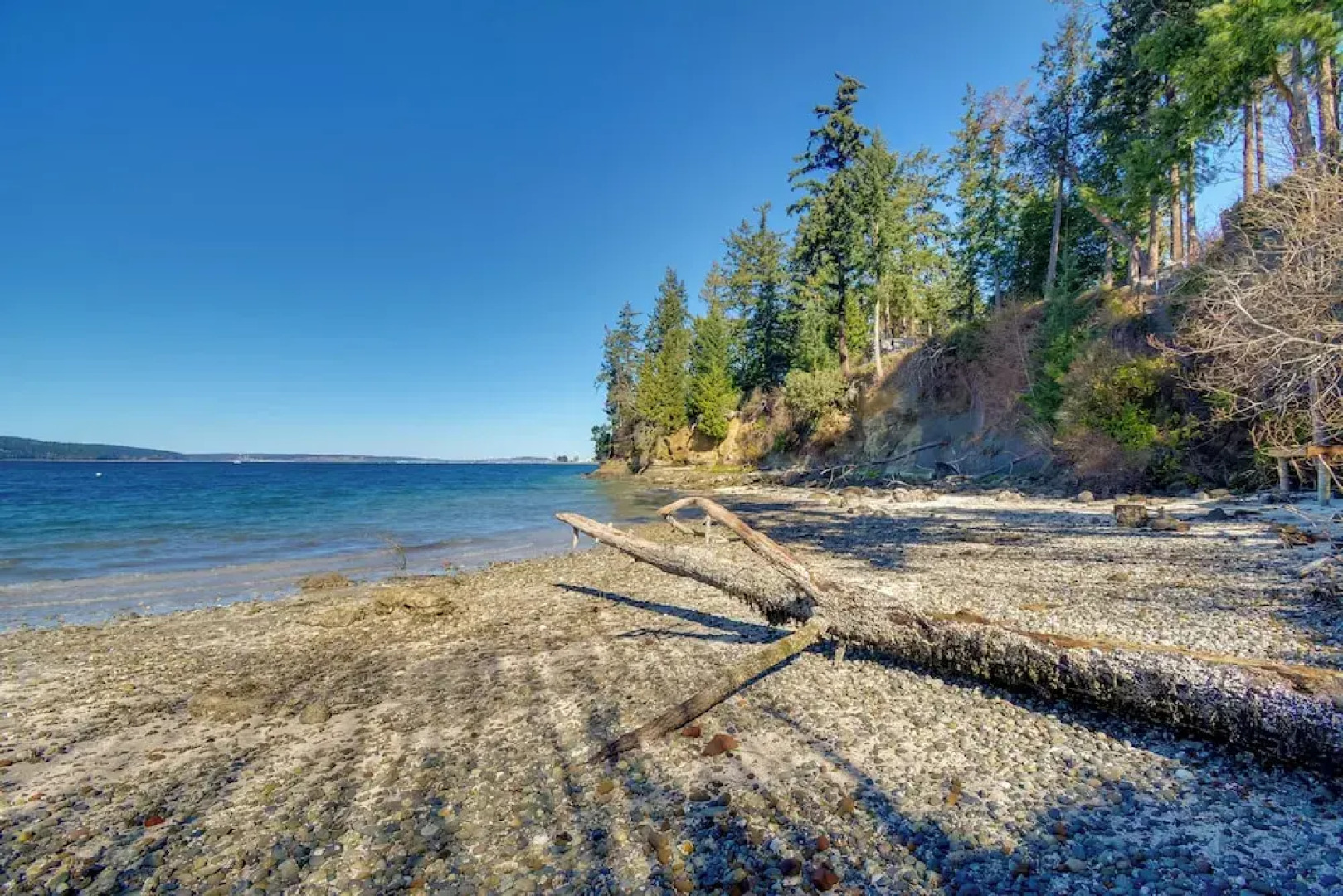 Waterfront PNW Escape w/ Deck & Beach Access!