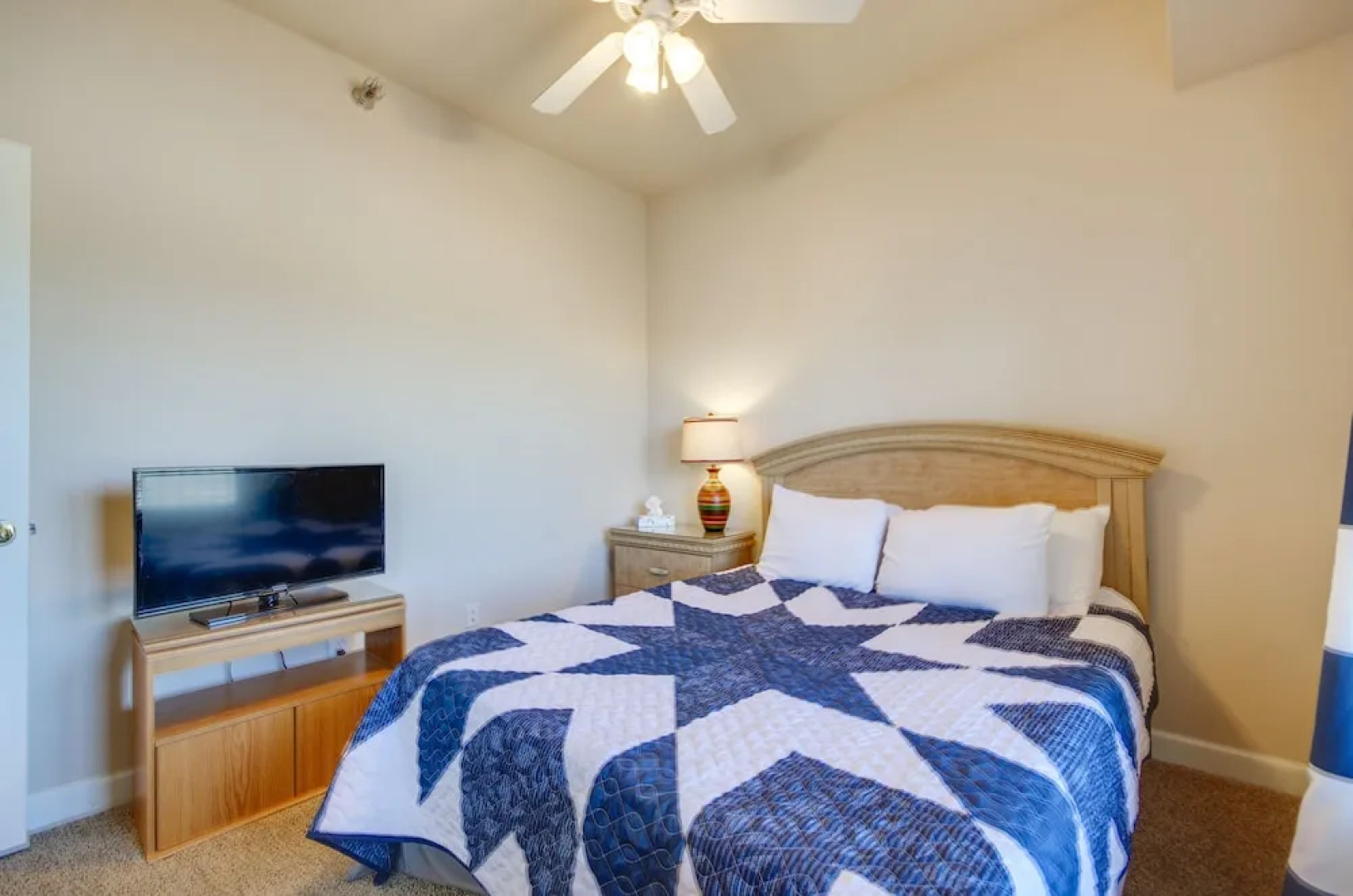 Lakefront Osage Beach Condo: Balcony & Pool Access