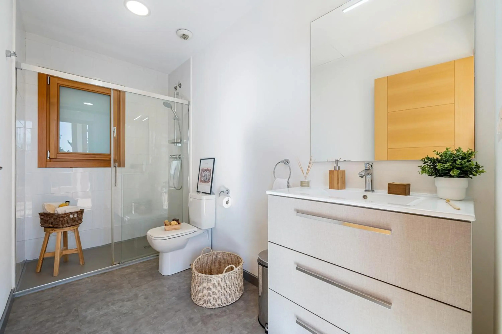 Casa nórdica en el bosque con vistas al mar