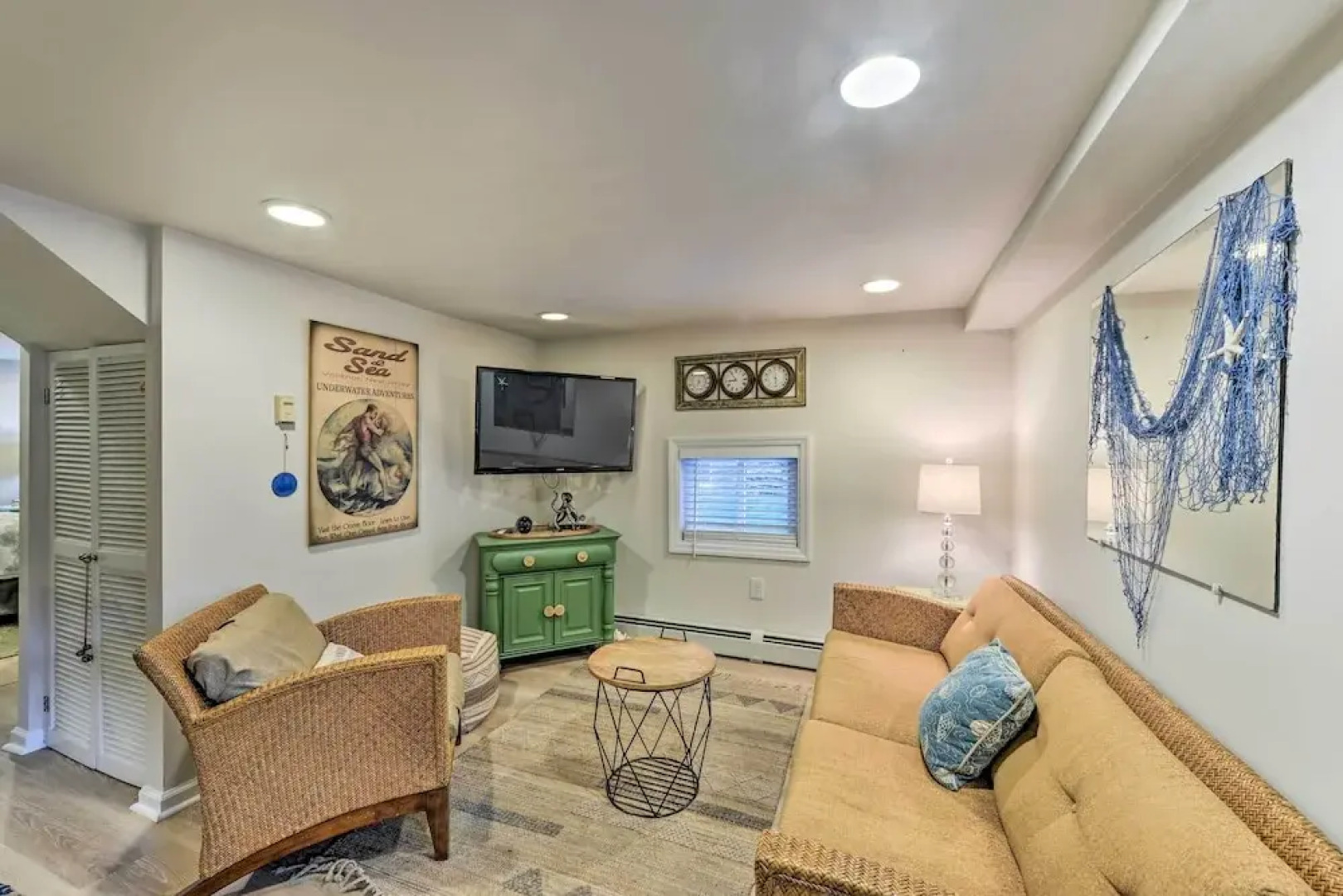 Cozy Ventnor Getaway: Walk to Public Beach!