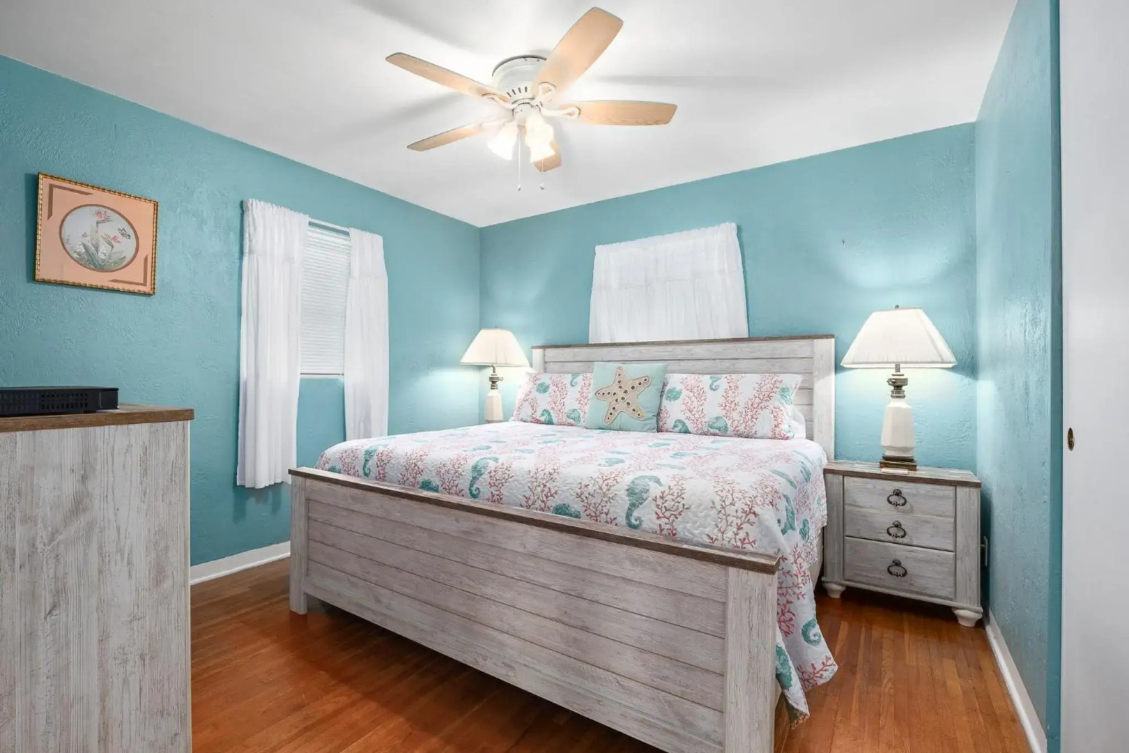 Plaza Cottage, 2 Bedrooms, Walk to the Beach, Sleeps 6